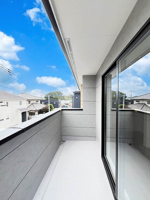 ~Balcony~ バルコニーは温かい陽がさしこみ、お布団や洗濯物を気持ちよく干すことができます。 使いやすく開放的なバルコニーです♪陽ざしがたっぷり降り注ぐ、バルコニー付き住まい。