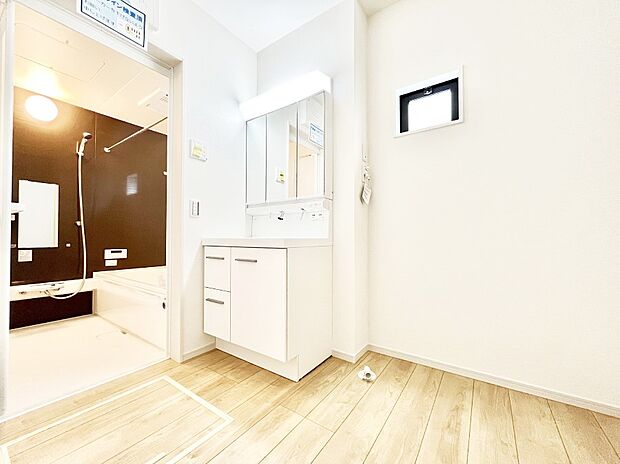 ~Dressing Room~ 暗くなりがちな洗面所も窓があると採光と換気が可能なので気持ちよくお使い頂けます。三面鏡タイプの洗面台は鏡裏収納で散らかりがちな洗面所もスッキリ♪