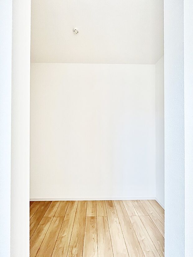 ~Walk-in Closet~ 必要なものやコーディネートを一覧して確認でき、身支度や準備が短時間で済むウォークインクローゼットを設置しました。家の中をすっきりとさせる便利な収納スペースです。