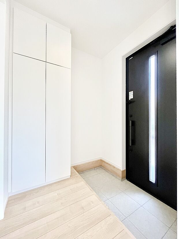 ~Entrance~ 家の中でお客様を迎える最初の場所である玄関は、家の印象そのものです!豊富な玄関収納で、常に綺麗に保つことが出来ます♪玄関にはたっぷり収納の下駄箱を完備!