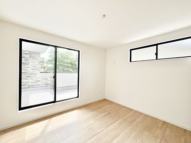 ~Bed Room~ 2面採光を確保した明るい室内は、風通しも良く、大変居心地の良い空間となっております。爽やかな風を感じて起きる朝は、快適生活の始まりに!日当たりや通風がとても良い住まい♪