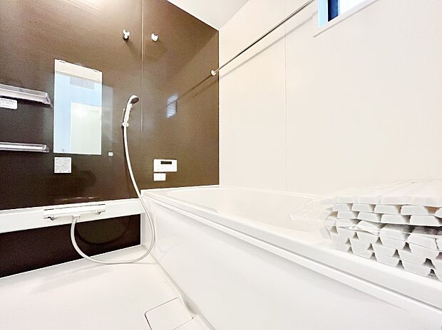 ~Bath Room~ 落ち着いた雰囲気の浴室で明日に向けてリフレッシュ。浴室乾燥機能も付いているので隣の洗濯機置き場で洗い上がった洗濯物を、雨の日も天気を気にせず乾燥させることも可能です。