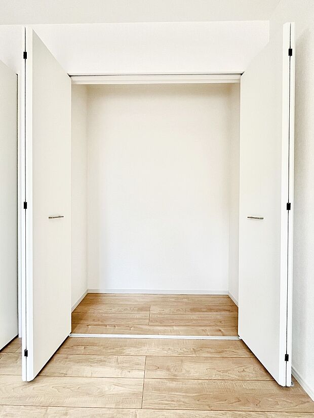 ～Closet～　壁面クローゼットがあればタンスを置く必要がなく、出っ張りのないスッキリ空間を維持できます。限られたスペースを有効に活用できそう。季節の衣類や趣味の品などたっぷり収納出来ますね♪