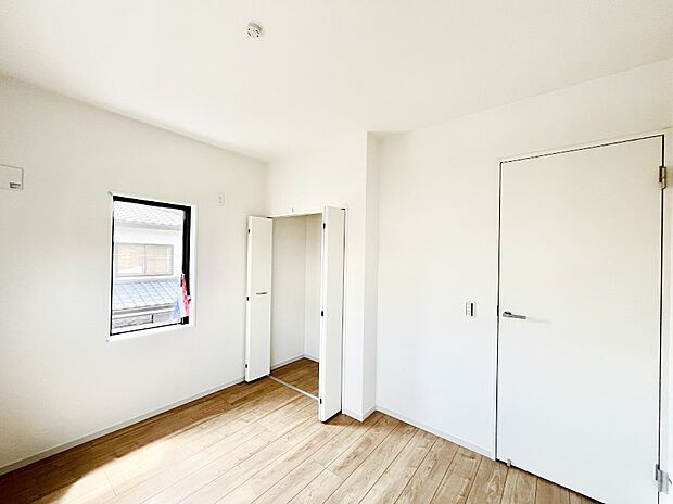 ～Bed Room～　部屋数が多いのが戸建てのメリットです。ご家族が増えたことで手狭に感じていた住まいも戸建てでは各居室プライバシーを保つことができます。住まいにゆとりが生まれ心もリラックスできます♪