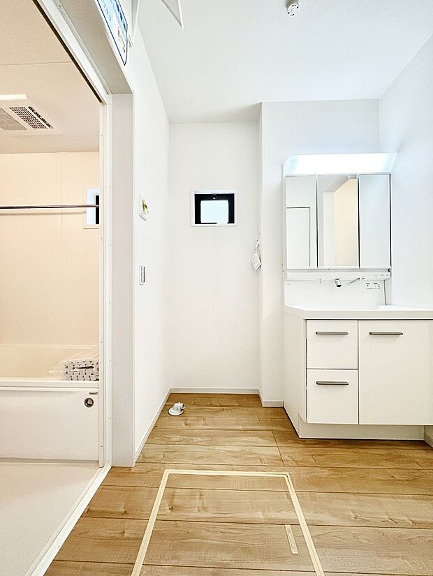 ～Dressing Room～　暗くなりがちな洗面所も窓があると採光と換気が可能なので気持ちよくお使い頂けます。三面鏡タイプの洗面台は鏡裏収納で散らかりがちな洗面所もスッキリ♪