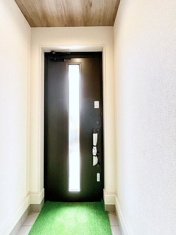 ガラススリットの入った玄関ドアが室内に光を届けてくれます