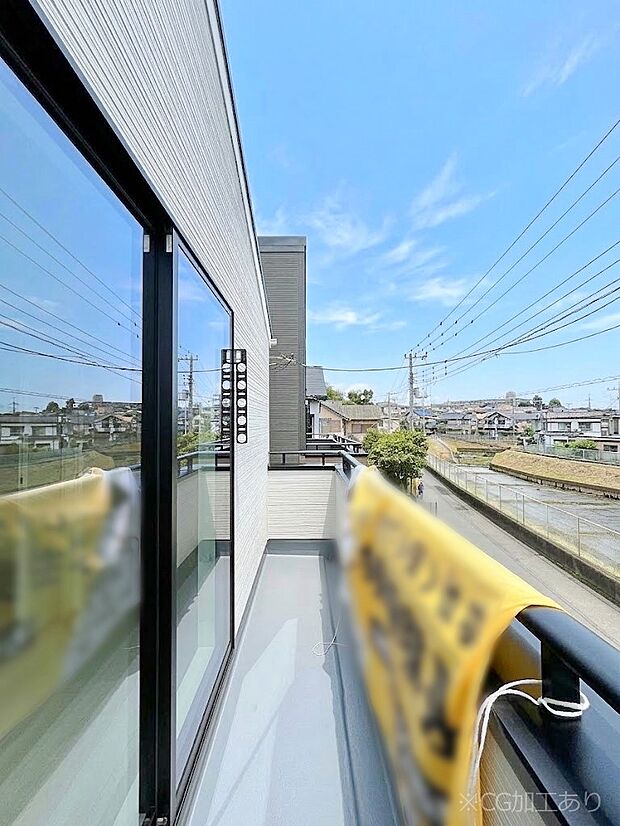 暖かな陽光が降り注ぐバルコニーはお洗濯におすすめ。爽やかな風も心地よいです。 