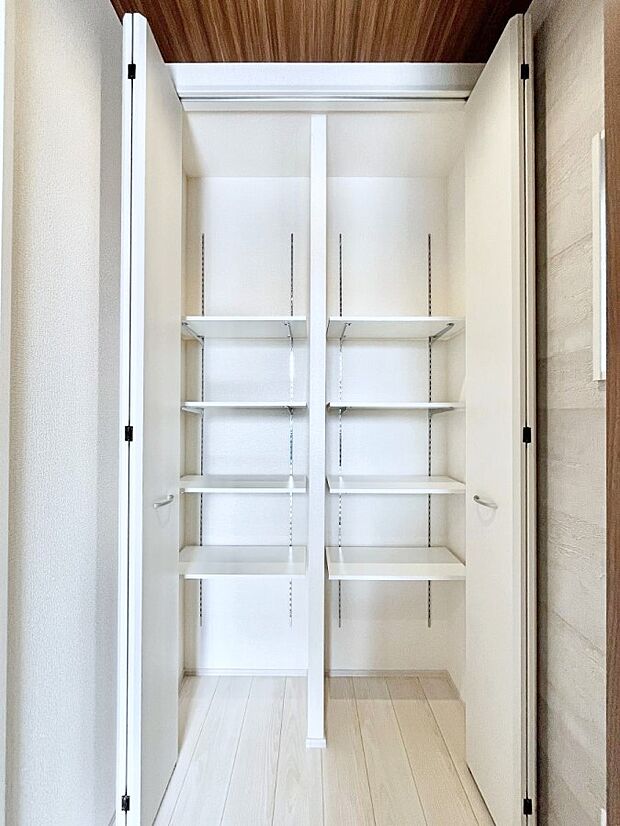 玄関ホール収納です。掃除道具やお出かけ用グッズの収納に便利です。