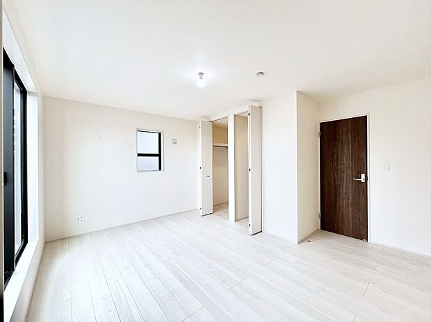 ウォークインクローゼットがあるお部屋！季節ごとの入れ替えも不要で便利です。 
