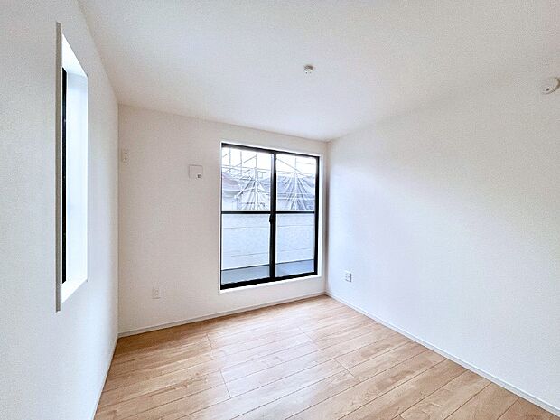 ◆2号棟◆~Bed Room~ マンションと違い部屋数が多いのが戸建てのメリットです。ご家族が増えたことで手狭に感じていた住まいも戸建てでは各居室プライバシーを保つことができます。