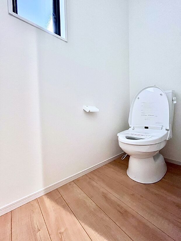◆2号棟◆～Toilet～　清潔感のある水回り♪トイレはウォシュレット付きです◎トイレは毎日使わざるを得ないもの。いつも清潔を保ちたいですね。トイレが2ヶ所あるので朝の混雑時に便利です！