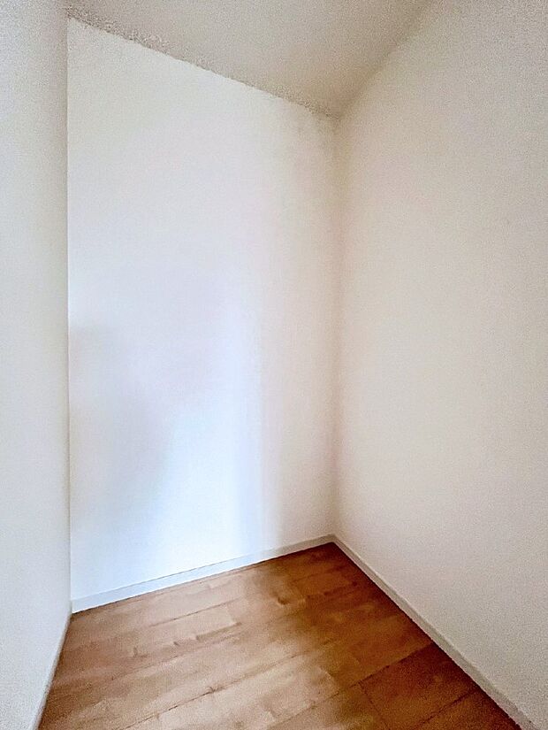 ◆2号棟◆~Walk-in Closet~ たくさんの洋服をかけてもシワになりにくいウォークインクローゼット。洋服以外にも、普段使わない家電やスーツケース、ストック品など何でも片付く嬉しい空間です。