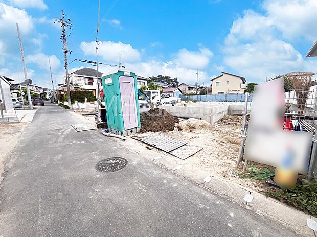 ~Exterior~ 前面道路は閑静な住宅地をはしる車通りの少ない道路。駐車の出し入れもらくらくです!ご不明点・現地見学のご希望は、お気軽にお問い合わせください!