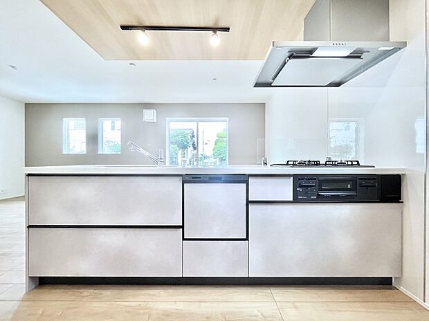 ~Kitchen~ 会話が弾むリビング、料理が愉しくなるキッチン。家は、ただ生活する場ではなく、暮らしを愉しく、快適にする場所。笑顔の毎日、安らぎの日々のために、最新の設備・仕様を採用。