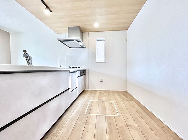 ~Kitchen~ 自然光が入る窓のあるキッチン☆毎日使う場所だからこそ、使い勝手を考慮しました。ゆったりとしたキッチンコーナーは質感豊かな仕上がりとなっております。