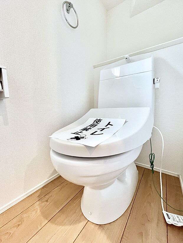~Toilet~ 綺麗・スッキリ・快適なウォシュレット付トイレでくつろげる空間です。トイレは毎日使わざるを得ないもの。いつも清潔を保ちたいですね。トイレが2ヶ所あるので朝の混雑時に便利です!