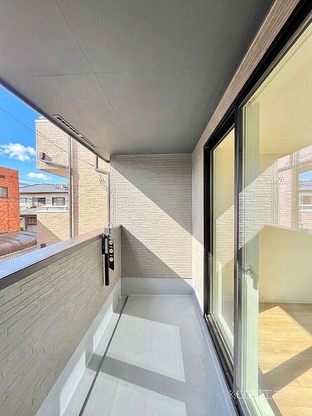 ~Balcony~ バルコニーは温かい陽がさしこみ、お布団や洗濯物を気持ちよく干すことができます。 使いやすく開放的なバルコニーです♪陽ざしがたっぷり降り注ぐ、バルコニー付き住まい。