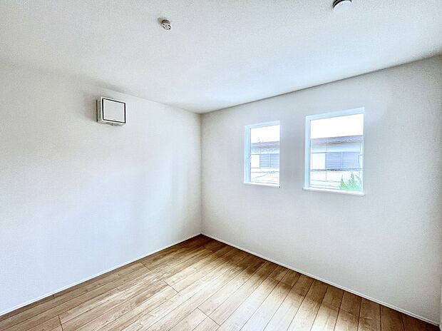 ~Bed Room~ 木の温もりがやさしいフローリングは安らぎをもたらすプライベート空間。明るめのフローリングですので、壁紙ともマッチし、お部屋を更に広く見せてくれる効果も。