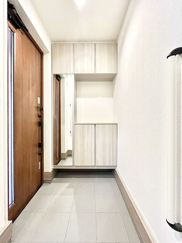 ◆2号棟◆~Entrance~ 下駄箱ミラー付なので、お出かけ前の身だしなみチェックに◎玄関はお客様をお出迎えする一番最初の場所、帰ってくる時に入る最初の場所。そんな場所だからこそ、より良い空間に♪