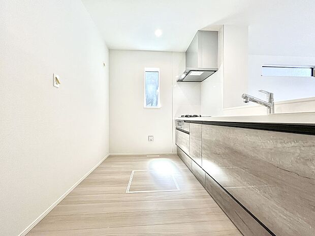 ◆2号棟◆~Kitchen~ 自然光が入る窓のあるキッチン☆毎日使う場所だからこそ、使い勝手を考慮しました。ゆったりとしたキッチンコーナーは質感豊かな仕上がりとなっております。