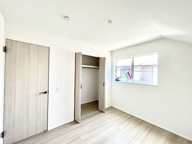◆2号棟◆~Bed Room~ マンションと違い部屋数が多いのが戸建てのメリットです。ご家族が増えたことで手狭に感じていた住まいも戸建てでは各居室プライバシーを保つことができます。