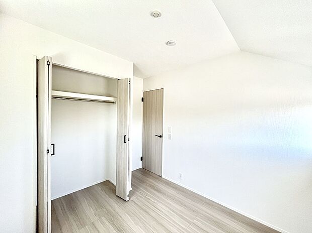 ◆2号棟◆~Bed Room~ 子供部屋はお子様にとって大変重な役割があります。子供一人で過ごす空間を与えることで、宿題や勉強時間も自然と増えまた自ら部屋の片付けや掃除なども促すことに繋がります。