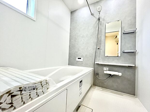 ◆2号棟◆~Bath Room~ 窓付きのバスルームは、採光もあり明るく気持ちの良い空間です。窓があることで、換気環境も良好。ゆったり寛げるバスルームで、毎日のバスタイムが楽しみになりそうです。