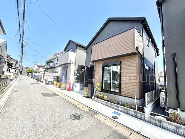 ～Exterior～　前面道路は閑静な住宅地をはしる車通りの少ない道路。駐車の出し入れもらくらくです！ご不明点・現地見学のご希望は、お気軽にお問い合わせください！