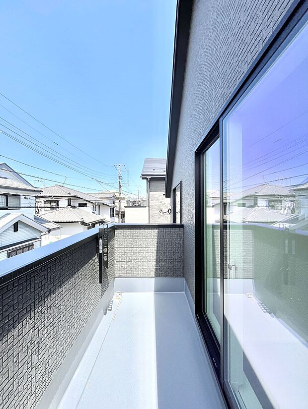 ◆2号棟◆~Balcony~ 大きな空に囲まれた気持ちのいい家。 バルコニーを覗くだけで圧倒的な開放感に包まれます。 バルコニーは陽がさしこみお布団や洗濯物を気持ちよく干すことができます。