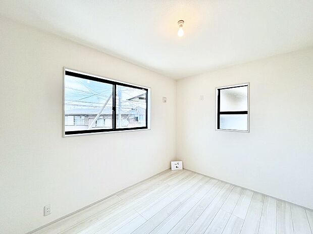 ~Bed Room~ 2面採光を確保した明るい室内は、風通しも良く、大変居心地の良い空間となっております。爽やかな風を感じて起きる朝は、快適生活の始まりに!日当たりや通風がとても良い住まい♪