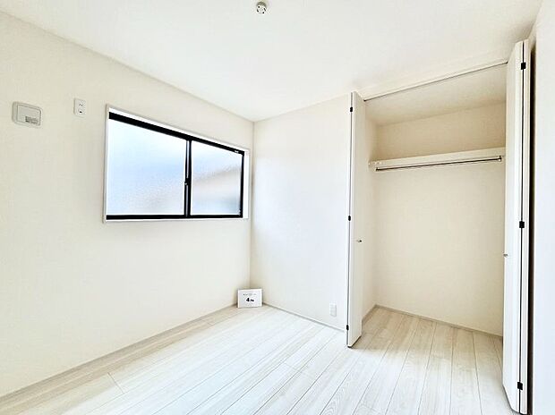 ~Bed Room~ 子供部屋はお子様にとって大変重な役割があります。子供一人で過ごす空間を与えることで、宿題や勉強時間も自然と増えまた自ら部屋の片付けや掃除なども促すことに繋がります。