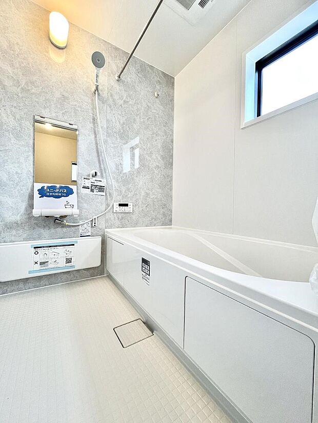 ~Bath Room~ ゆったりと足を伸ばして入浴することが可能!一日の疲れを癒す貴重なバスタイムです。お子様とご一緒でも十分な広さなので、リビングとは違った家族団欒のひと時をお楽しみいただけます。