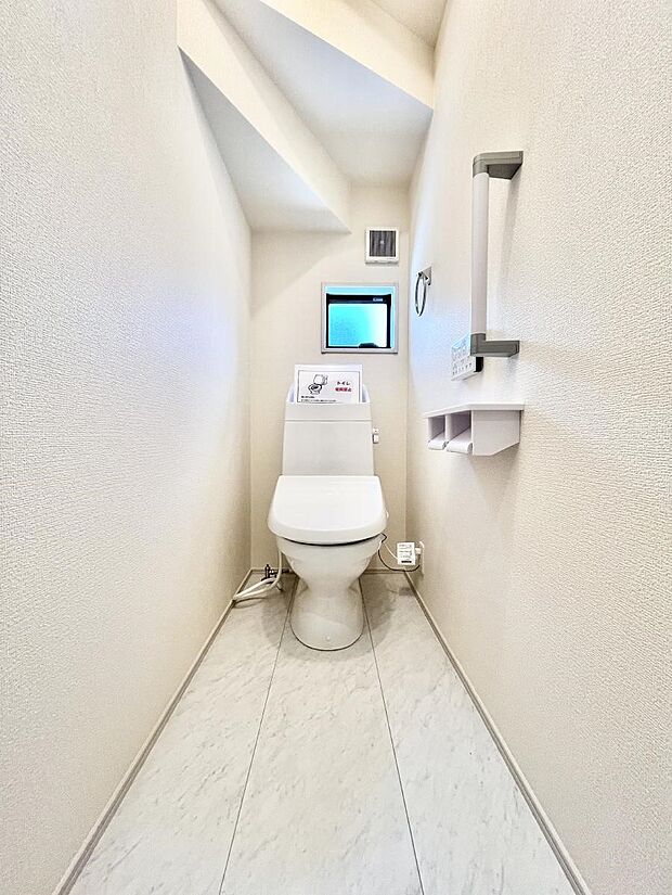 ~Toilet~ 綺麗・スッキリ・快適なウォシュレット付トイレでくつろげる空間です。1、2階共にトイレスペース!採光もあり明るく、快適空間となっております♪毎日使う場所だからこその配慮です!