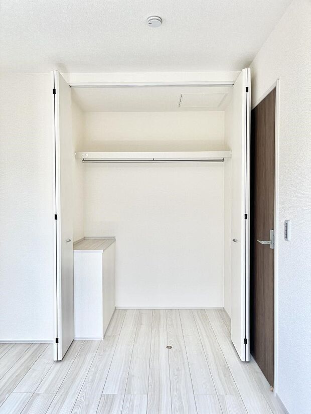 ~Closet~ 壁面クローゼットがあればタンスを置く必要がなく、出っ張りのないスッキリ空間を維持できます。限られたスペースを有効に活用できそう。季節の衣類や趣味の品などたっぷり収納出来ますね♪