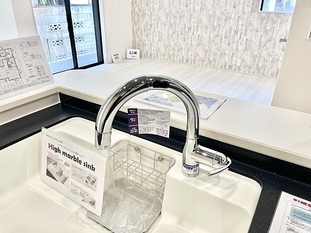 いつでも清潔なおいしいお水を。一つの水栓で水道水と浄水を使い分け。