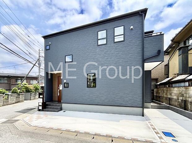 ~Exterior~ 堂々たる趣ながら、主張し過ぎずどこか余裕を感じさせるシャープなフォルムで佇む邸宅は、晴天の空と照らし合わせる事で、本来あるべき完成形の姿を見せてくれます。