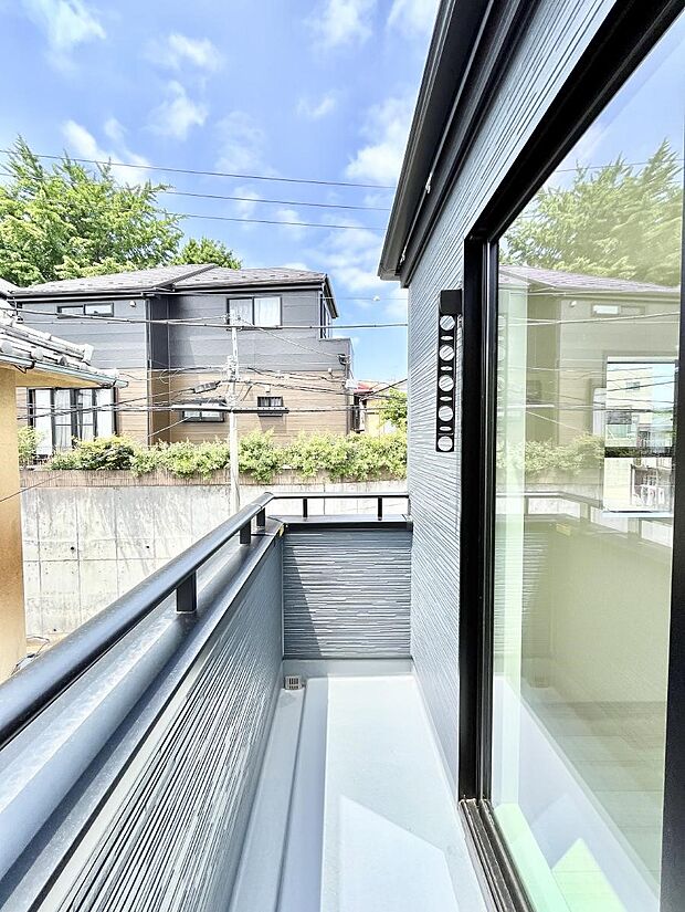 ~Balcony~ バルコニーは温かい陽がさしこみ、お布団や洗濯物を気持ちよく干すことができます。 使いやすく開放的なバルコニーです♪陽ざしがたっぷり降り注ぐ、バルコニー付き住まい。