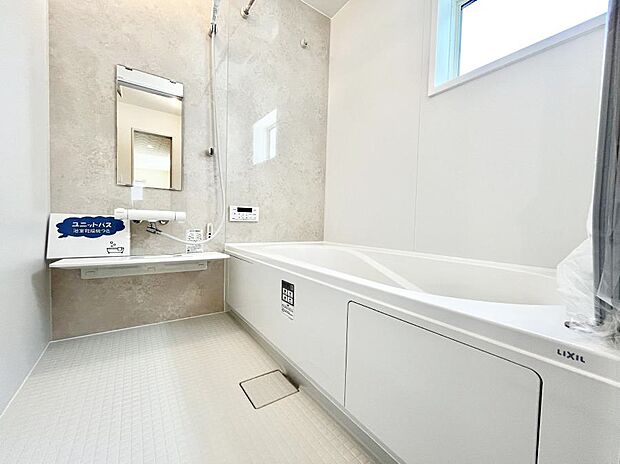 ~Bath Room~ ゆったりと足を伸ばして入浴することが可能!一日の疲れを癒す貴重なバスタイムです。お子様とご一緒でも十分な広さなので、リビングとは違った家族団欒のひと時をお楽しみいただけます。