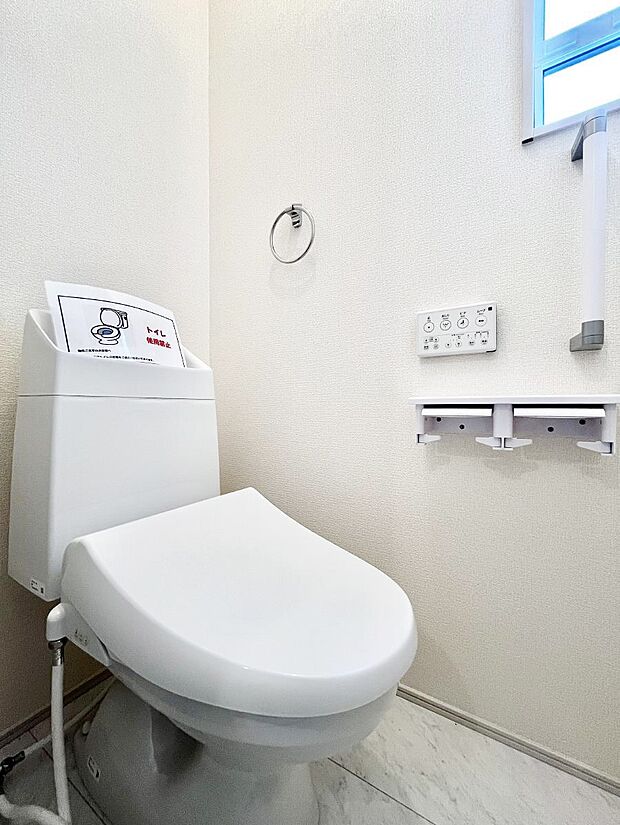 ~Toilet~ 綺麗・スッキリ・快適なウォシュレット付トイレでくつろげる空間です。1、2階共にトイレスペース!採光もあり明るく、快適空間となっております♪毎日使う場所だからこその配慮です!