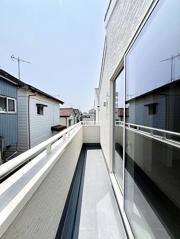 ~Balcony~ バルコニーは温かい陽がさしこみ、お布団や洗濯物を気持ちよく干すことができます。 使いやすく開放的なバルコニーです♪陽ざしがたっぷり降り注ぐ、バルコニー付き住まい。