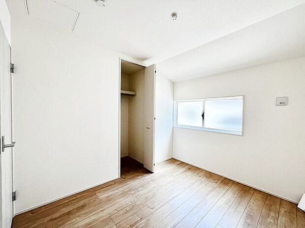 ~Bed Room~ 木の温もりがやさしいフローリングは安らぎをもたらすプライベート空間。明るめのフローリングですので、壁紙ともマッチし、お部屋を更に広く見せてくれる効果も。