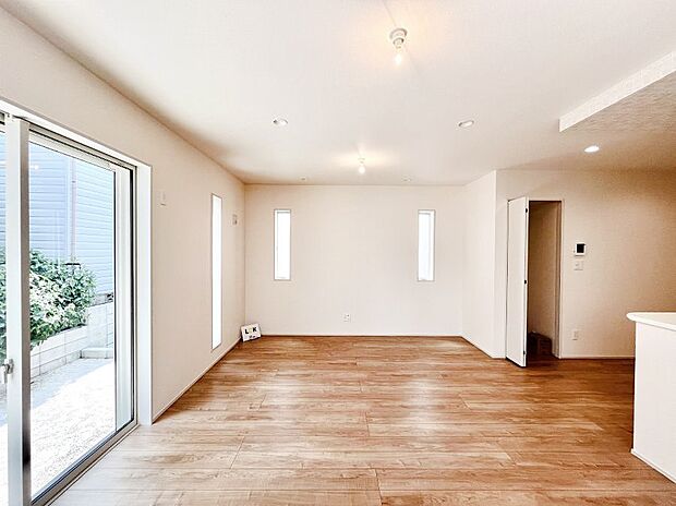 ~Living~ 豊かな陽光がこの場所を照らしだす。光溢れるこの空間はみんなの笑顔が集う場所、時を忘れ、つきることのないたわいもない会話を楽しむ時間、たくさんの思いが綴られる場所。
