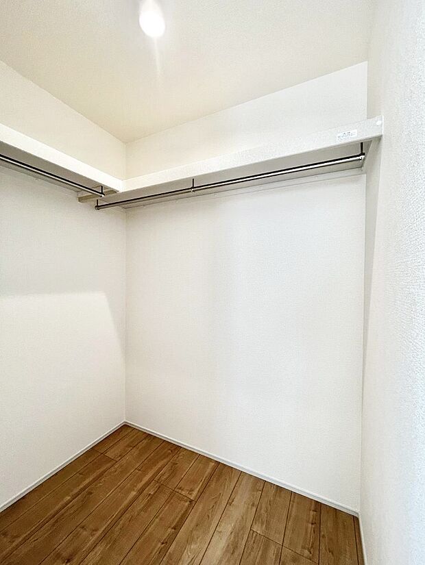 ~Walk-in Closet~ 必要なものやコーディネートを一覧して確認でき、身支度や準備が短時間で済むウォークインクローゼットを設置しました。家の中をすっきりとさせる便利な収納スペースです。