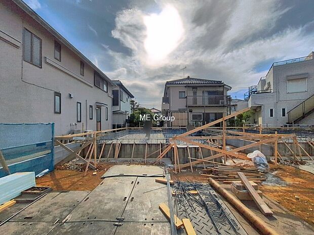 ◆2号棟◆ ~Exterior~ 小学校や幼稚園・保育園、コンビニなどが徒歩圏内にそろっているため、安心して新生活をスタートしていただけます。日々の暮らしもいっそう快適にお過ごしいただけます♪