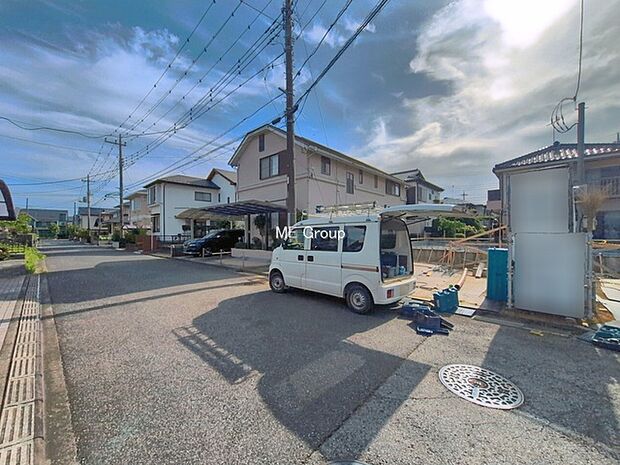 ~Exterior~ 前面道路は閑静な住宅地をはしる車通りの少ない道路。駐車の出し入れもらくらくです!ご不明点・現地見学のご希望は、お気軽にお問い合わせください!