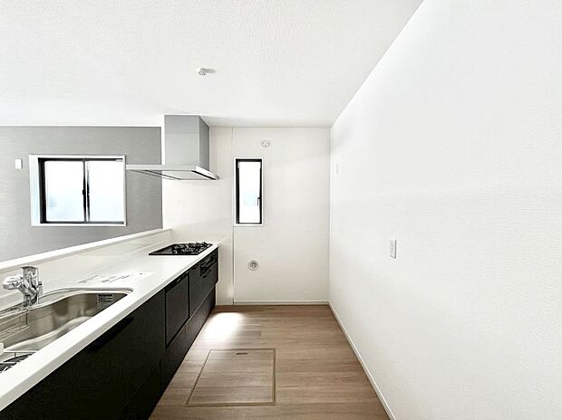 ◆1号棟◆～Kitchen～　自然光が入る窓のあるキッチン☆毎日使う場所だからこそ、使い勝手を考慮しました。ゆったりとしたキッチンコーナーは質感豊かな仕上がりとなっております。