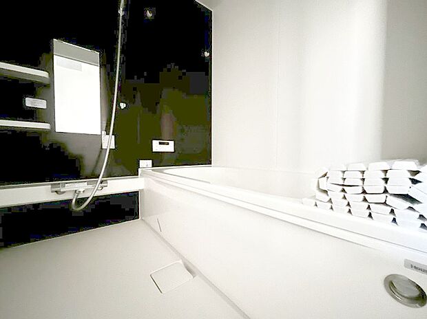 ◆1号棟◆～Bath Room～　足を伸ばして入浴することが可能！一日の疲れを癒す貴重なバスタイムです。お子様とご一緒でも十分な広さなので、リビングとは違った家族団欒のひと時をお楽しみいただけます。