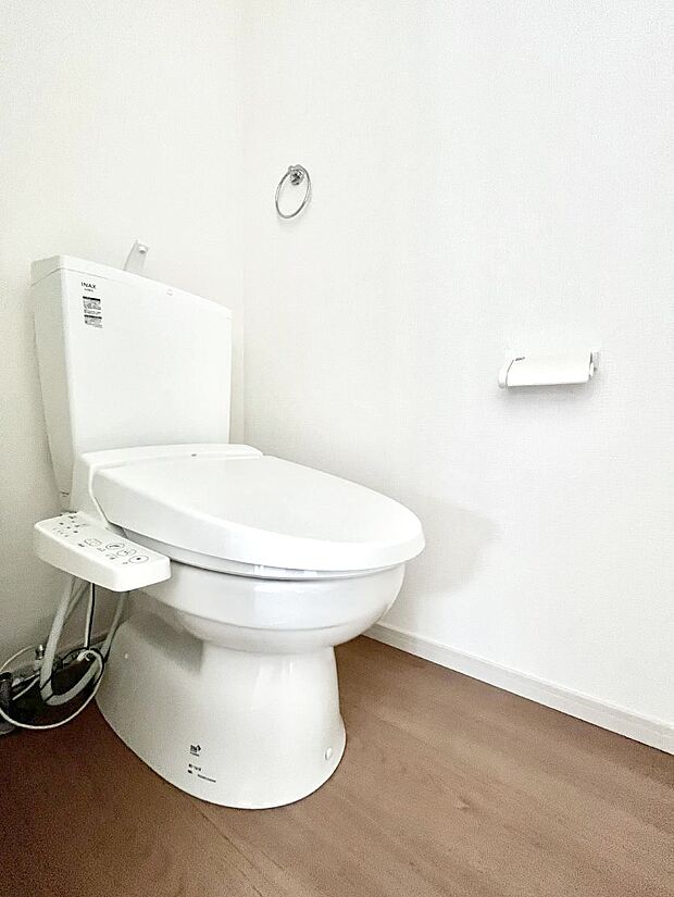 ◆1号棟◆～Toilet～　清潔感のある水回り♪トイレはウォシュレット付きです◎トイレは毎日使わざるを得ないもの。いつも清潔を保ちたいですね。トイレが2ヶ所あるので朝の混雑時に便利です！