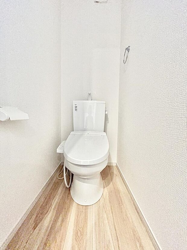 ◆3号棟◆~Toilet~ 清潔感のある水回り♪トイレはウォシュレット付きです◎トイレは毎日使わざるを得ないもの。いつも清潔を保ちたいですね。トイレが2ヶ所あるので朝の混雑時に便利です!