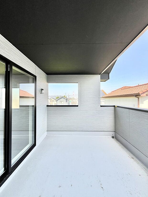 ◆3号棟◆~Balcony~ バルコニーは温かい陽がさしこみ、お布団や洗濯物を気持ちよく干すことができます。使いやすく開放的なバルコニーです♪陽ざしがたっぷり降り注ぐ、バルコニー付き住まい。